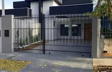 Imagem: A casa possui 4 Dormitórios, 2 Banheiros, 3 Vagas na garagem