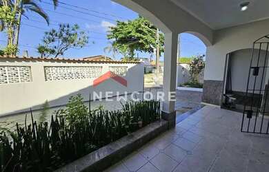 Imagem: A casa possui 3 Dormitórios, 1 Banheiro, 2 Vagas na garagem