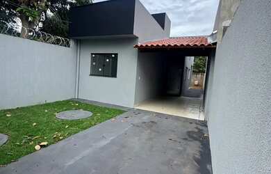 Imagem: A casa possui 2 Dormitórios, 1 Banheiro, 3 Vagas na garagem