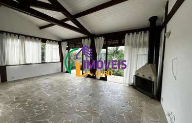 Imagem: A casa possui 4 Dormitórios, 2 Banheiros, 5 Vagas na garagem