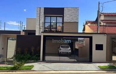 Imagem: A casa possui 3 Dormitórios, 4 Banheiros, 3 Vagas na garagem