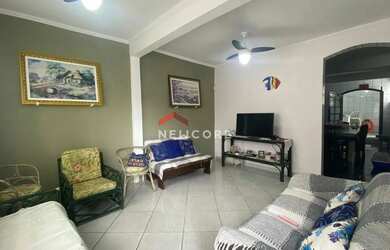 Imagem: A casa possui 3 Dormitórios, 3 Banheiros, 4 Vagas na garagem