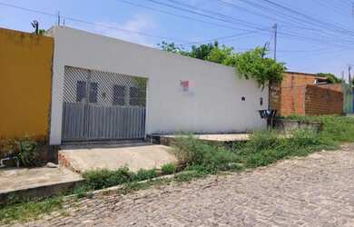 Imagem: A casa possui 2 Dormitórios, 2 Banheiros, 2 Vagas na garagem