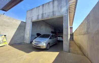 Imagem: A casa possui 1 Dormitório, 2 Banheiros, 2 Vagas na garagem
