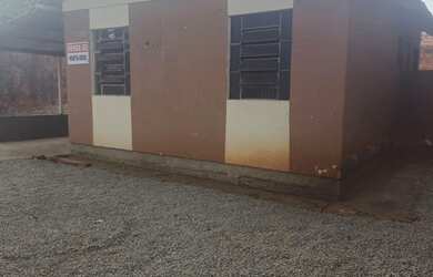 Imagem: A casa possui 2 Dormitórios, 1 Banheiro e 3 Vagas na garagem