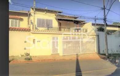 Imagem: A casa possui 3 Dormitórios, 3 Banheiros, 4 Vagas na garagem