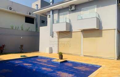 Imagem: A casa em condomínio possui 4 Dormitórios, 5 Banheiros, 2