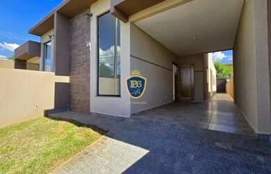 Imagem: A casa possui 3 Dormitórios, 2 Banheiros, 2 Vagas na garagem