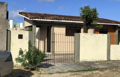 Imagem: A casa possui 2 Dormitórios, 1 Banheiro, 1 Vaga na garagem