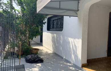 Imagem: A casa possui 3 Dormitórios, 2 Banheiros, 1 Vaga na garagem