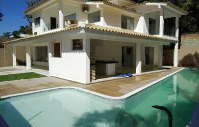 Imagem: A casa possui 4 Dormitórios, 4 Banheiros, 2 Vagas na garagem