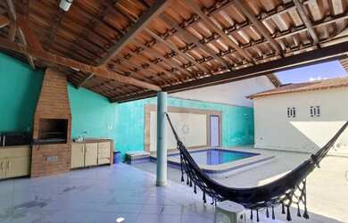 Imagem: A casa em condomínio possui 4 Dormitórios, 5 Banheiros, 2