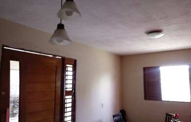 Imagem: A casa possui 2 Dormitórios, 2 Banheiros, 2 Vagas na garagem