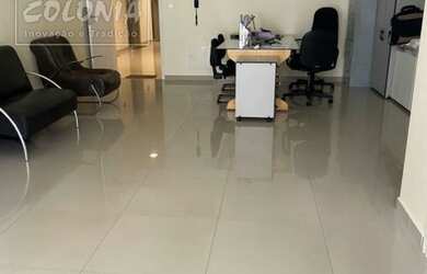 Imagem: O depósito possui 2 Vagas na garagem, 45m² de Área e está