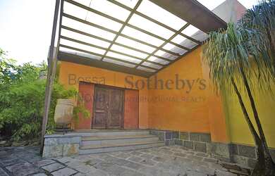 Imagem 4: Casa com piscina e quadra poliesportiva