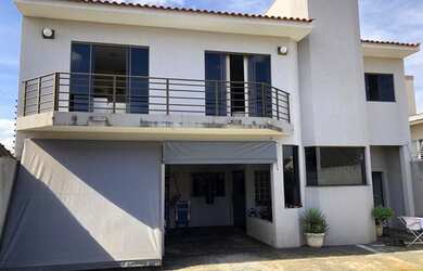 Imagem: A casa possui 5 Dormitórios, 3 Banheiros, 177m² de Área