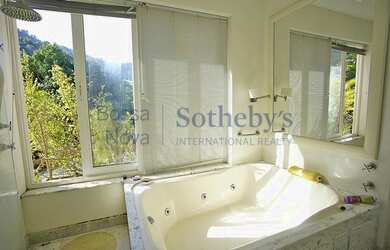 Imagem 15: Casa com piscina e quadra poliesportiva