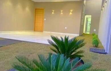 Imagem: A casa possui 3 Dormitórios, 2 Banheiros, 2 Vagas na garagem