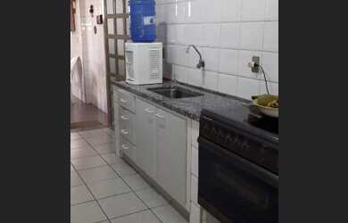 Imagem: A casa possui 3 Dormitórios, 3 Banheiros, 220m² de Área