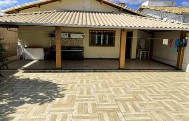 Imagem: A casa possui 3 Dormitórios, 3 Banheiros e 2 Vagas na garagem