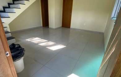 Imagem: A casa possui 3 Dormitórios, 1 Banheiro, 2 Vagas na garagem