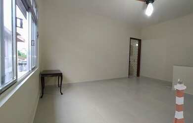 Imagem: A casa possui 3 Dormitórios, 2 Banheiros, 1 Vaga na garagem