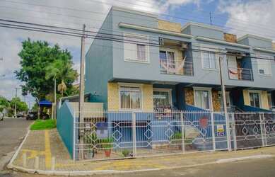 Imagem: A casa possui 3 Dormitórios, 2 Banheiros, 2 Vagas na garagem