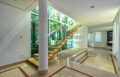 Imagem: A casa possui 4 Dormitórios, 5 Banheiros, 5 Vagas na garagem