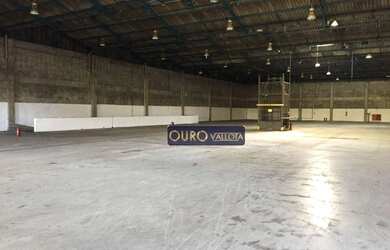 Imagem: O depósito possui 5 Vagas na garagem e 4400m² de Área e está