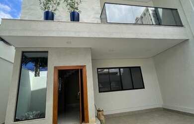 Imagem: A casa possui 4 Dormitórios, 5 Banheiros, 3 Vagas na garagem