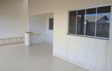 Imagem: A casa possui 3 Dormitórios, 2 Banheiros, 3 Vagas na garagem