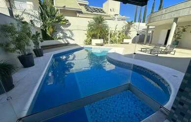 Imagem: A casa em condomínio possui 3 Dormitórios, 4 Banheiros, 633m²