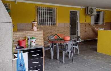 Imagem: A casa possui 1 Dormitório, 1 Banheiro, 5 Vagas na garagem