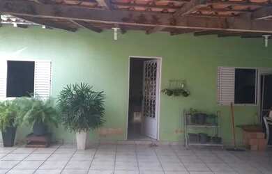 Imagem: A casa possui 4 Dormitórios, 2 Banheiros, 3 Vagas na garagem