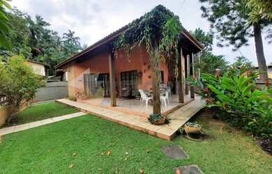 Imagem: A casa possui 4 Dormitórios, 3 Banheiros, 2 Vagas na garagem