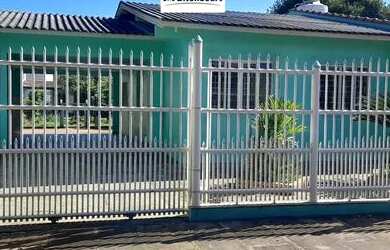 Imagem: A casa possui 2 Dormitórios, 1 Banheiro, 2 Vagas na garagem