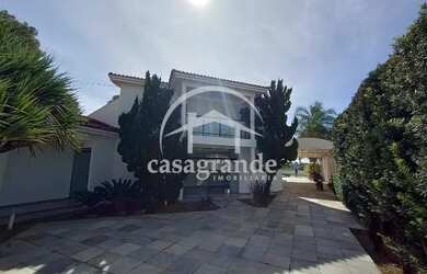 Imagem: A casa possui 4 Dormitórios, 4 Banheiros, 4 Vagas na garagem