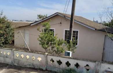 Imagem: A casa possui 2 Dormitórios, 1 Banheiro, 1 Vaga na garagem