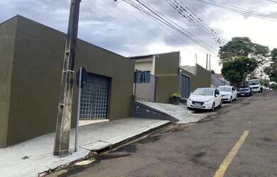 Imagem: A casa possui 4 Dormitórios, 2 Banheiros, 2 Vagas na garagem