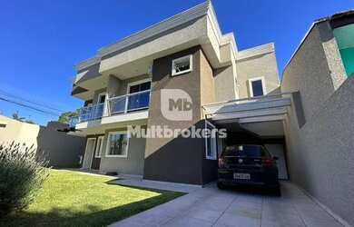 Imagem: A casa possui 3 Dormitórios, 3 Banheiros, 2 Vagas na garagem