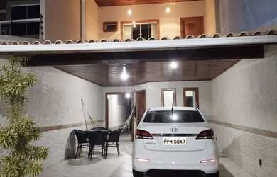 Imagem: A casa possui 3 Dormitórios, 3 Banheiros, 2 Vagas na garagem