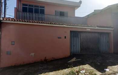 Imagem: A casa possui 4 Dormitórios, 4 Banheiros, 4 Vagas na garagem