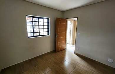 Imagem: A casa possui 2 Dormitórios, 1 Banheiro, 2 Vagas na garagem