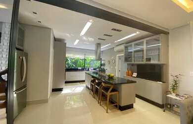 Imagem: A casa em condomínio possui 4 Dormitórios, 5 Banheiros, 5