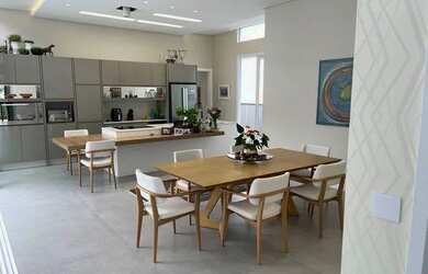 Imagem: A casa possui 3 Dormitórios, 4 Banheiros, 3 Vagas na garagem