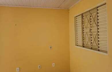 Imagem: A casa possui 1 Dormitório, 1 Banheiro, 1 Vaga na garagem