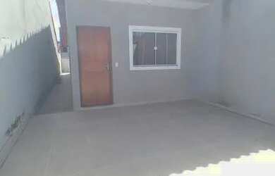 Imagem: A casa possui 2 Dormitórios, 2 Banheiros, 2 Vagas na garagem