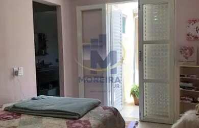 Imagem: A casa possui 3 Dormitórios, 2 Banheiros, 3 Vagas na garagem