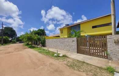 Imagem: A casa possui 4 Dormitórios, 2 Banheiros, 3 Vagas na garagem