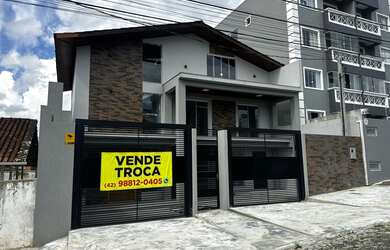 Imagem: A casa possui 3 Dormitórios, 3 Banheiros, 3 Vagas na garagem